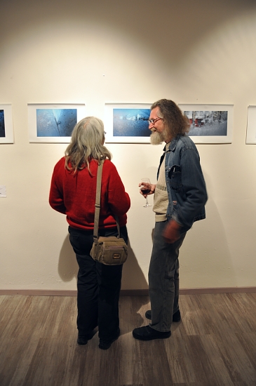 DSC_4737 small Hannu exhibition with visitor.jpg - 131026 Bytes